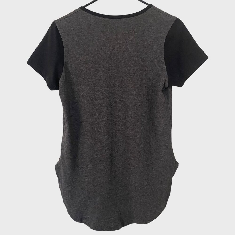 NFL Las Vegas Raiders V-Neck T-Shirt Womens Small Gray Short-Sleeve Football Tee - Picture 3 of 11